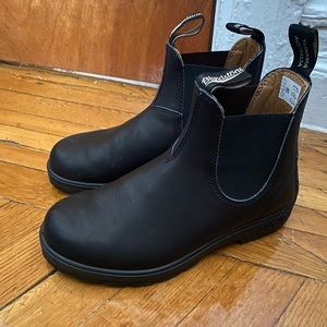 Blundstone black leather Chelsea boots. Women’s Classic #558 water resistant.